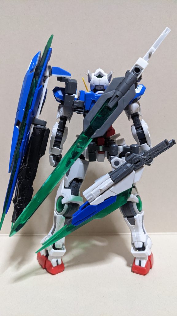 最初はRGエクシアとダブルオーのアドバンスジョイントがほぼ同じことから「ダブルオーがエクシアをベースに発展したものなら、エクシアリペア→R2修復時にはわざわざエクシアのパーツを作り直すよりダブルオーの予備パーツを組み込んだほうが正しいのでは?」という解釈から失われたエクシアの両腕をダブルオーに、ケーブルが露出した太股をダブルオーの外装に変更しようと手を付け、途中から「クアンタ要素も入れて独自のリペア4にしてみよう」となりました。