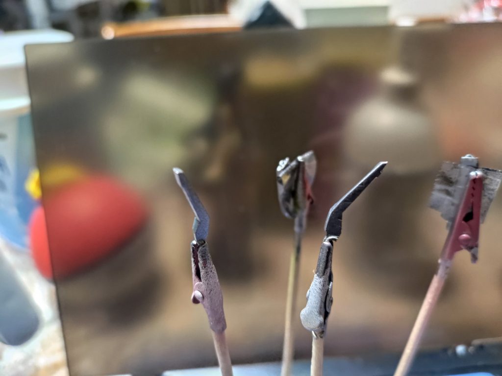 大したことはしてません。もとのツインバスターライフルからパーツをひっぺがして塗装して接着しただけただ塗装のタイミングでコンプレッサーが故障し、塗装できなくなったため、筆塗りでの塗装を試みましたが見事に失敗一度塗装を剥がして、換えのコンプレッサーが到着してからエアブラシ塗装し直すことになりました。即座に代わりのコンプレッサーを送ってくれたRAYWOODさん、神。