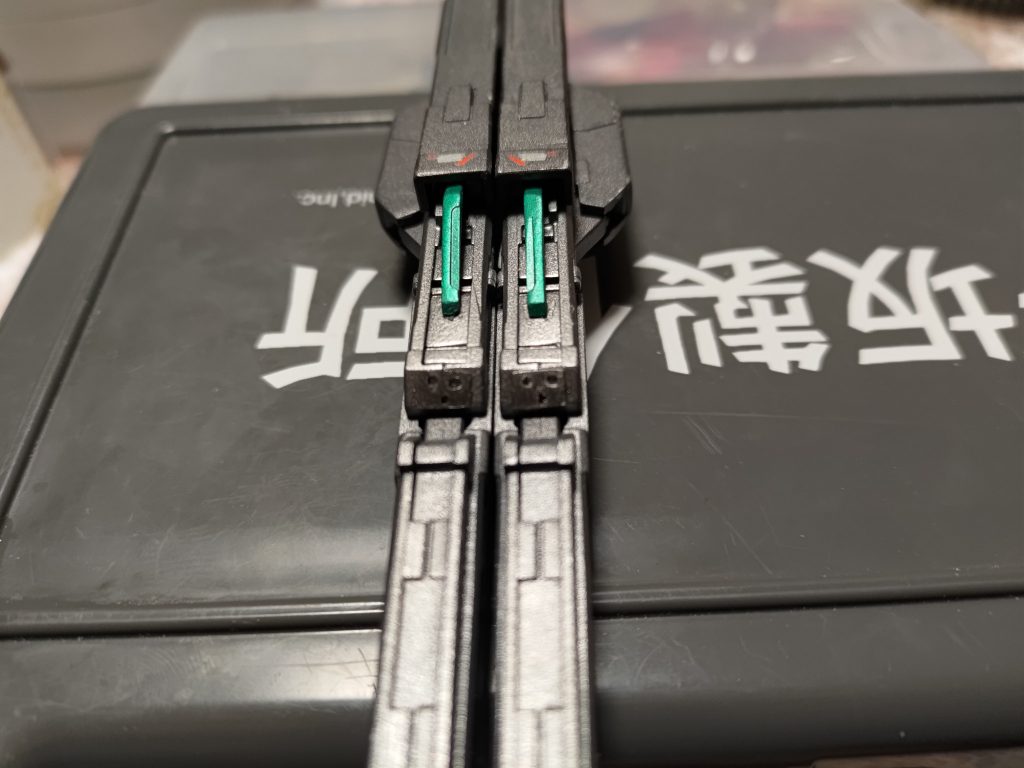 わかりにくいけどついでに合わせ目っぽく残ってたところにプラ板を接着して隠しあと緑色のパーツはブラックライトで光ります