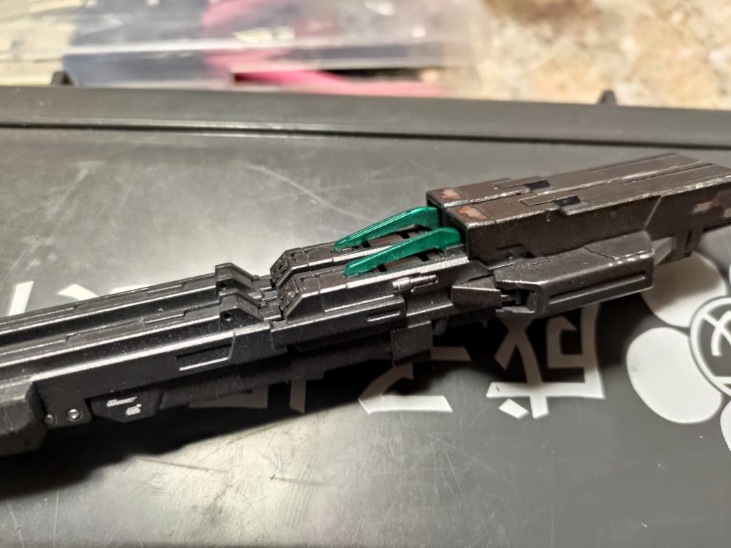 この、見た目はハイパーメガランチャーだけど中身は強化バスターライフルだという設定のためにツインバスターライフル由来のパーツを移植しました