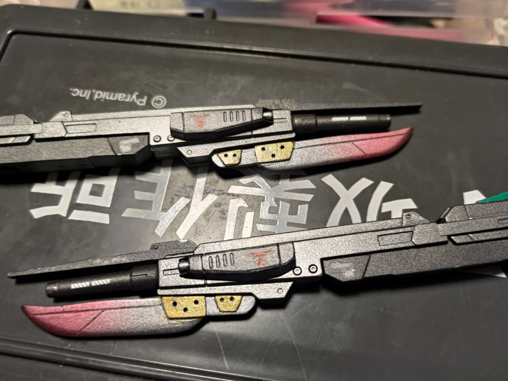 スコープ？みたいなのがついてたとこに移植した緑色のパーツと、この銃口の脇につけたバルカン？みたいなやつ