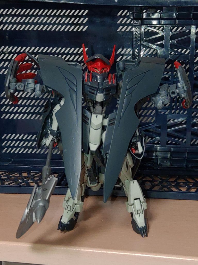 正面。ナノラミネートコートのクロークで前面を覆うことで防御力を向上した設定です。基本はバトルアンカーでの接近戦ですが、両肩の小型砲で牽制も可能なイメージ。