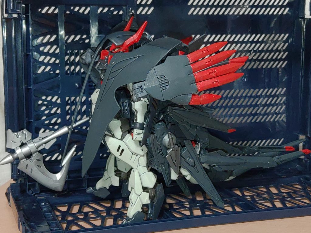 横から。大型テールバインダー内臓のバーニアで突貫し、防御力を活かして戦場に切り込むイメージです。