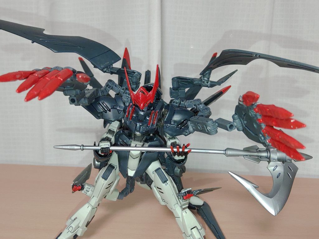 フードとクロークを展開し、隠し機能を解放した状態。両肩の大型サブアームやテールバインダーの隠し腕と尻尾を展開し、近づくものをスクラップに変えるようなイメージです。
