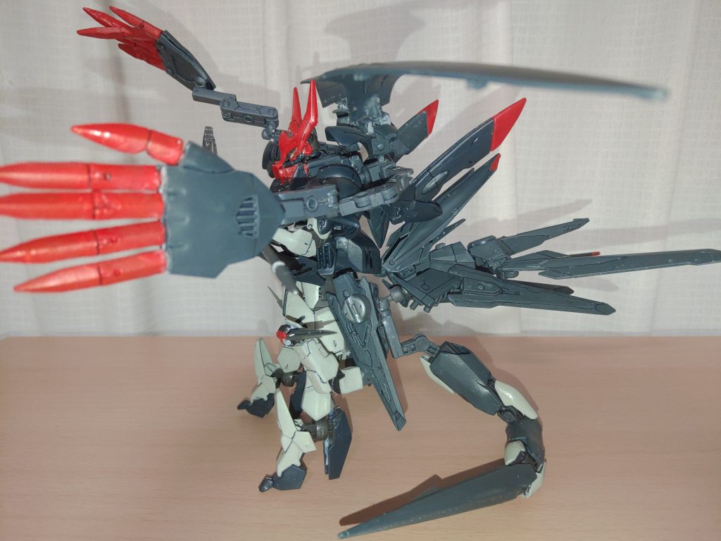 展開状態を横から見るとこんな感じ。テールバインダーはノーネイムライフルとバインダーガン、あとダナジンの尻尾などを使って組みました。