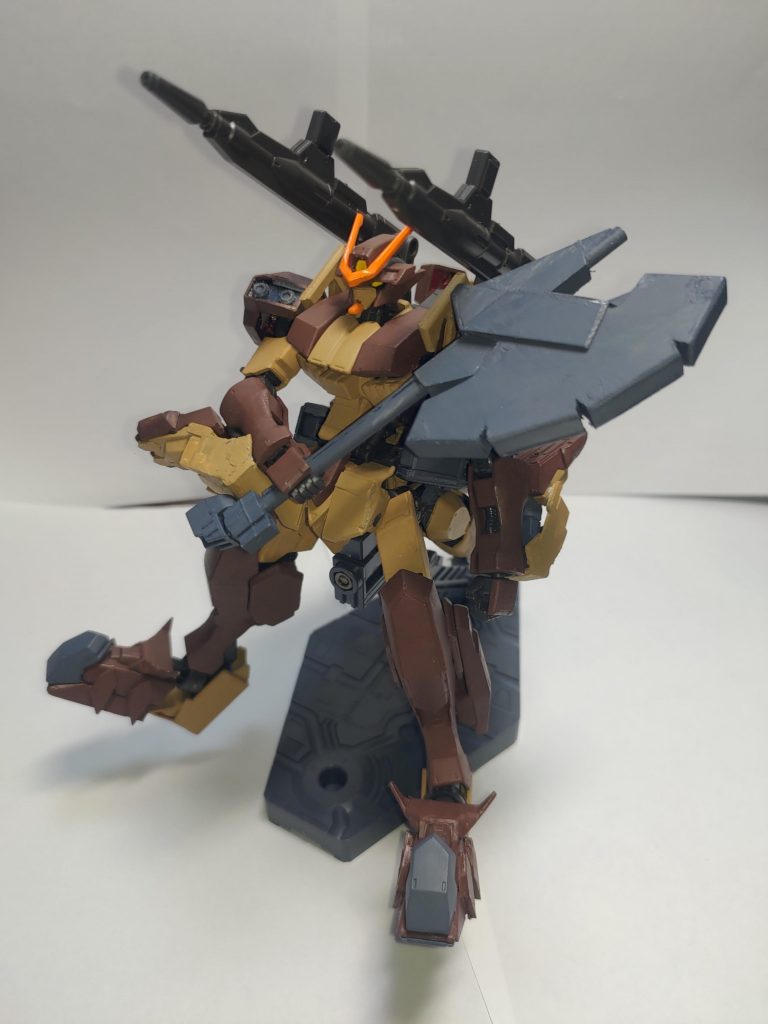 MS形態時の武装は、格闘兵装の「ハンマーテイル」 四足形態時は尻尾として装着されます。大質量でぶったたくだけの武器ですので使用方法は簡単です。射撃兵装はの1つ目はマシンガンです。フラウロスと同型のマシンガンで、四足形態時にも主兵装となります。2つ目は両肩部の二連装グレネードになります。