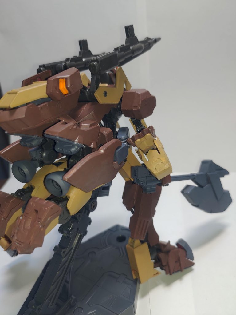 後ろ足の収めるのが大変で、結構後姿はゴチャついています。四足形態時に、テイルハンマーを差し込む部分を使ってロック機構をすることにより、後ろ足が垂れるのを防止しています。