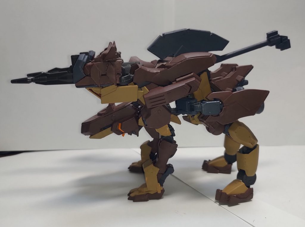 四足形態を横から見た様子です四足形態時は、股関節部分のロック機構部分に差し替えることで後ろ足がつぶれるのを防止しています。その結果、自分としては綺麗に四足形態ができたと思っています。ちょっと尻尾のシルエットが貧弱なのが気にはなりますが、おおむね満足しております。