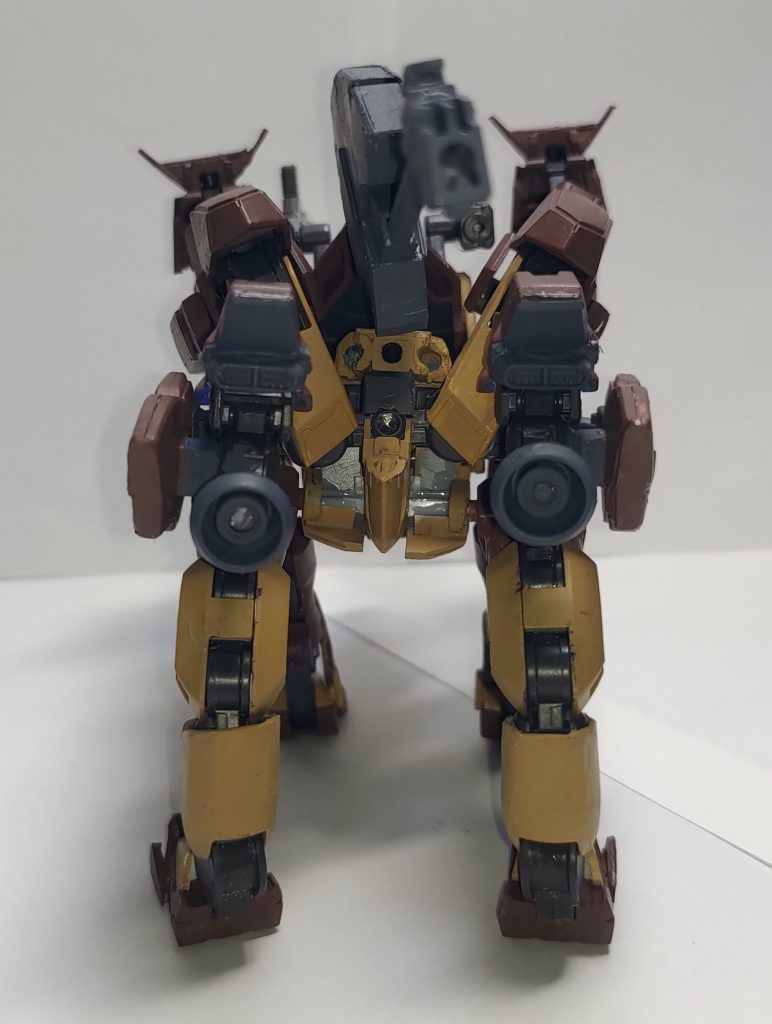 四足形態を後ろから見た様子です後ろ足の部分にブースターを装備しているため、MS形態時も四足形態時も使用可能です。