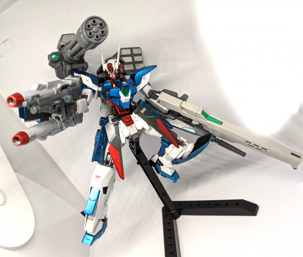 右腕武装「ツインドッズキャノン」「二門のドッズキャノンとアデルタイプが使用するシールドを組み合わせ作られた武装。ヴェイガン系MSの装甲を一撃で貫く程の大火力のドッズキャノンに耐ビームコーティングを施したシールドを一体化させた事により攻守両用の武装として仕上がっている。」これだけの重武装なのでFAガンダム系列が装備している2連ビームライフルをイメージして製作し装備させてみました。