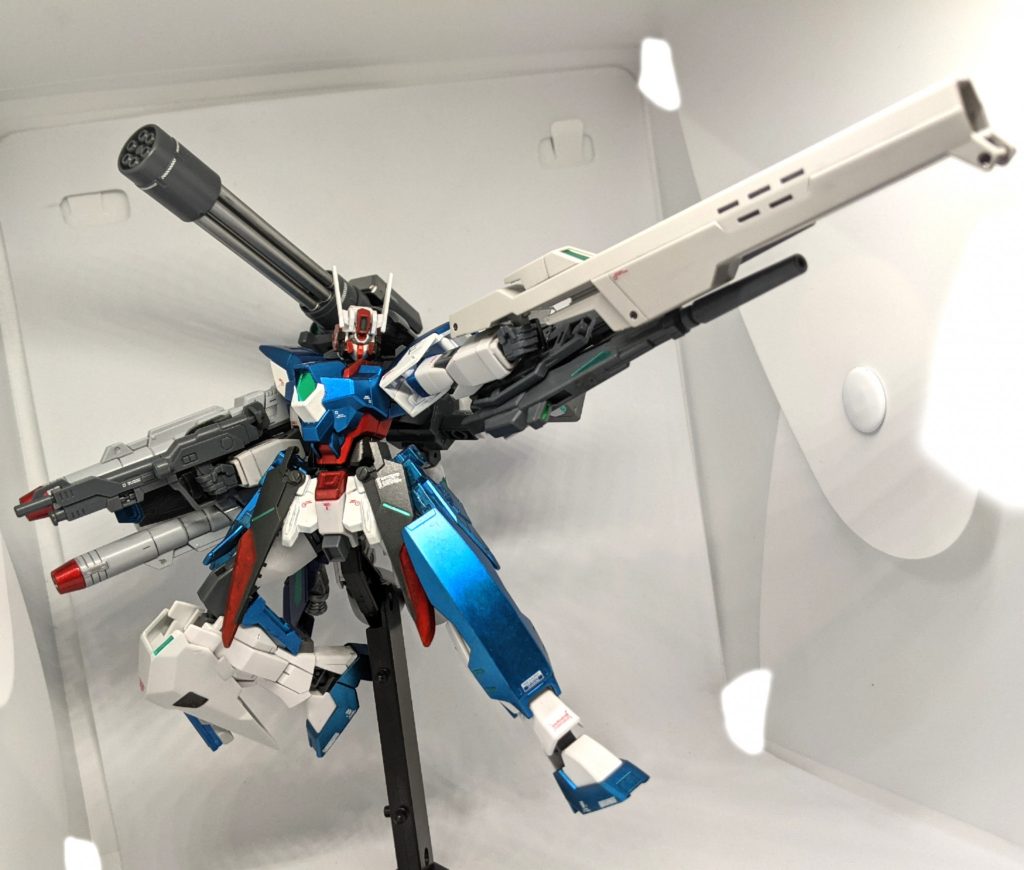 左腕武装「シグマリアライフル」　　　　「デュアル・ドッズライフル」シグマリアライフル「AGE-3ノーマルが使用するシグマシスライフルを模したオーダーメイド品、威力こそオリジナルの物より劣るも連射性に優れており、高威力ながらも扱い武装となっている。」デュアル・ドッズライフル「一般モデルのドッズライフルを改造した物をライトシールドに装着させた武装、バランスの良い性能をしており迎撃や牽制に用いられる。」シグマリアライフルはアルクライフルの一部パーツを外しシグマシスライフルのような見た目の武装に、デュアル・ドッズライフルは他キットのパーツを流用し製作しました。