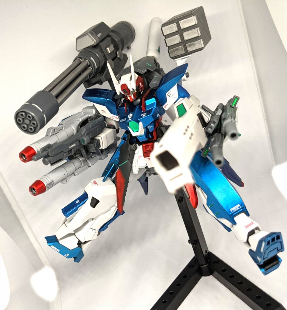 オプション武装「Gガトリング」　　　　　　　「ホーミングミサイル」「ヴェイガンとの決戦の為に用意されたバックパックユニット、右ハードポイントに圧倒的な連射性に優れた弾幕を張るGガトリング、単純な実弾ながらも高誘導かつ高威力なホーミングミサイルを装備している。また、バックパックユニットにプロペラントタンクを装備させる事で活動時間を向上させている。」バックパックユニット並びに武装も他キットの物を使用して製作しました。