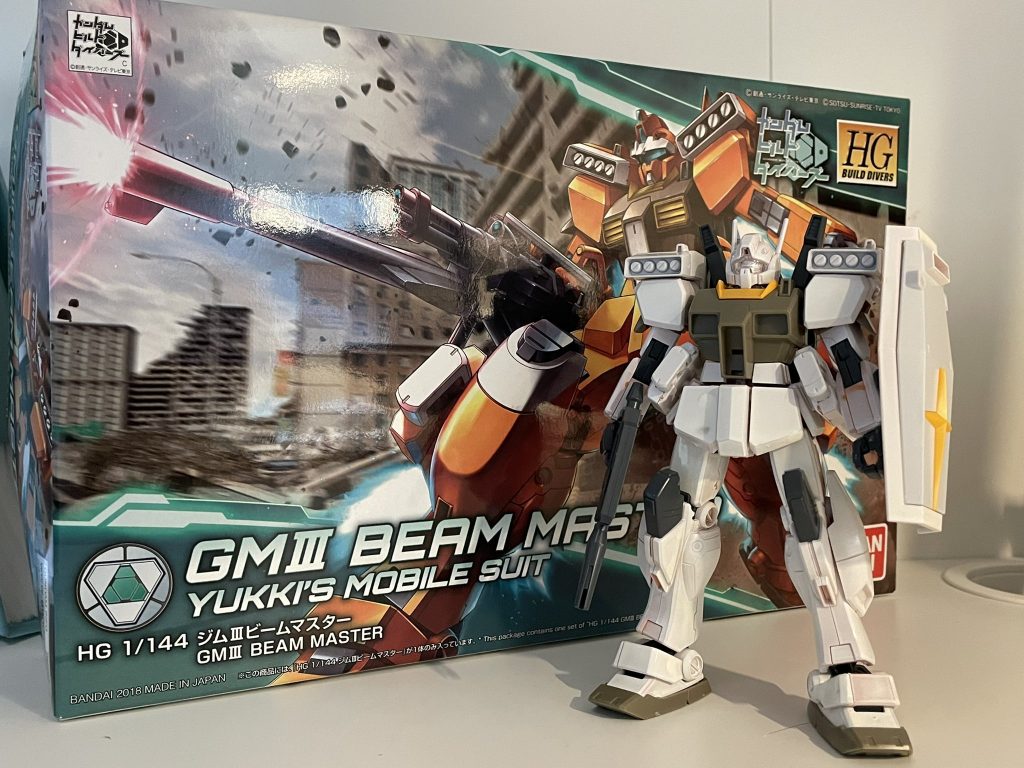 キットを素組みした状態、と、いうか、すでにビームマスターからジムIII化しています。全身オレンジから下塗りの白に変更もしています。普段は筆塗り派ですが、急いでプロトタイプディジェを作るために缶スプレー塗装した際に、これもあわせてランナー塗装しておきました。