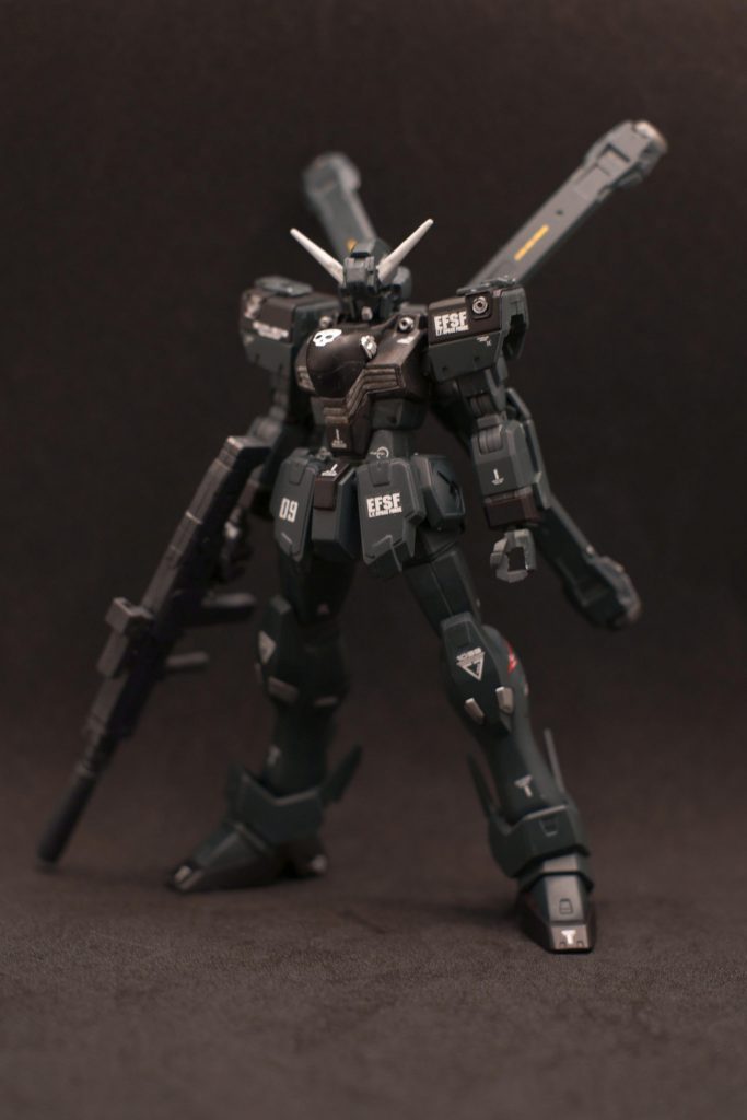 リサイクルショップで、なぜか胴体と頭だけ組まれた状態で売りに出されていたので、これはお救いせねば…と思い購入。(ちょっとだけ塗装の跡とかもあったんだけど、なんか事情があったのかな…)そのまま作るのもアレなので、ヒーローよりはミリタリーっぽい感じを目指しました。ライフルはジェスタのやつを借りてます。