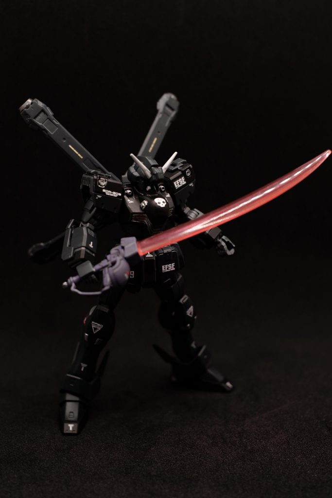 海賊用として開発されていた頃の名残、ビームザンバー。別に近接武器がここまで大出力である必要はないのだが、視覚的な威圧効果はそこそこあったとか。