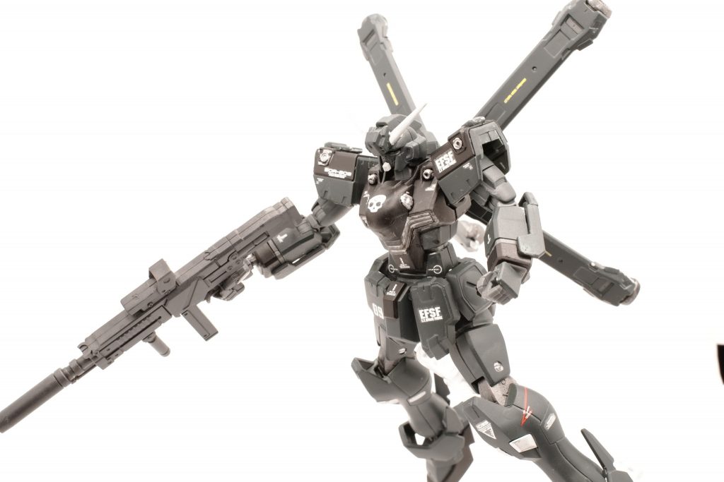 額のドクロとアンテナは、ヘイズル改作った時に余ったものを流用しています。もう正規部隊にしか見えませんね。ね。