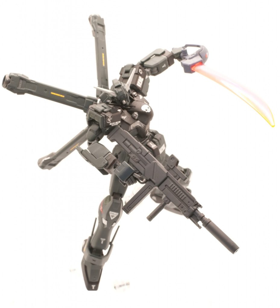 右手の甲は色を塗り忘れました。