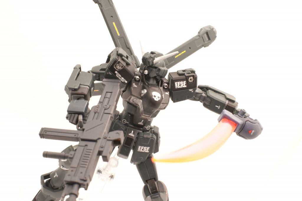 ちなみに胸の銀色の部分(廃熱孔?)ですが、油性マジックのシルバーで塗った後、クレオスのウェザリングカラーで墨入れしようと思ったら下のシルバーが溶けて流れ出し、わりと大変な目に遭いました。次からは気を付きます…