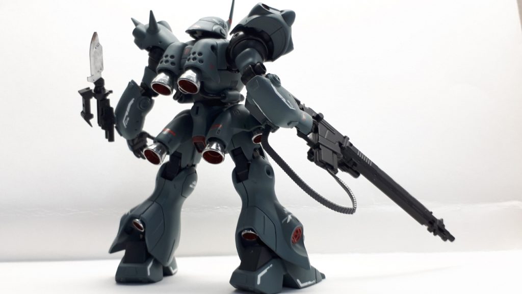 次に後ろ。バーニアとナイフの刃はガンダムカラーのガンダムメッキシルバーを使っています。