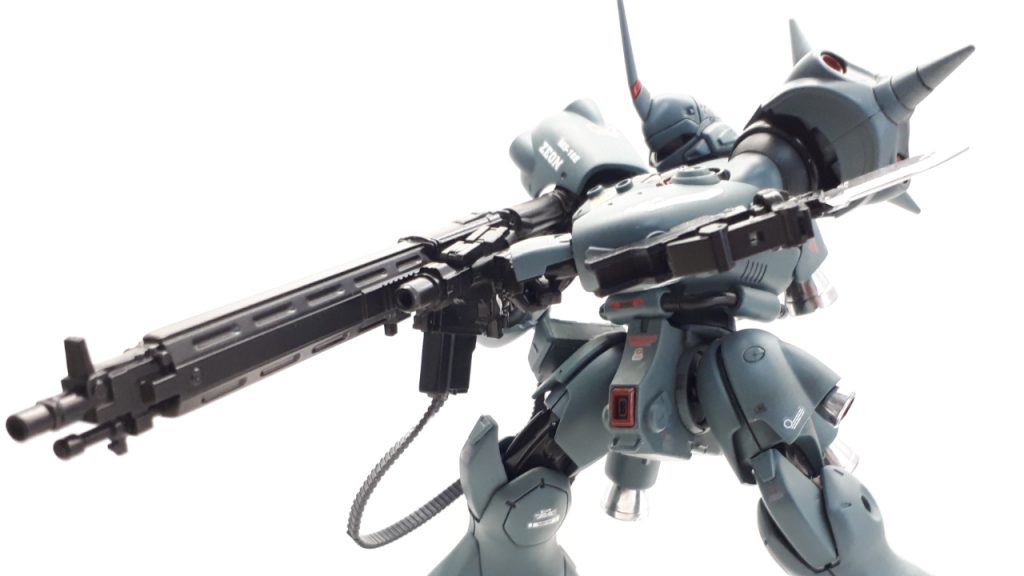 MG42機関銃っぽい武器を構えてみる。ちなみにこの武器はケンプファーを作る以前に作っていました。どの機体に持たせるか迷っていたのですが、ケンプファーに持たせてみたところ、ものすごくしっくり来たので、ケンプファーのメイン武器にしました。