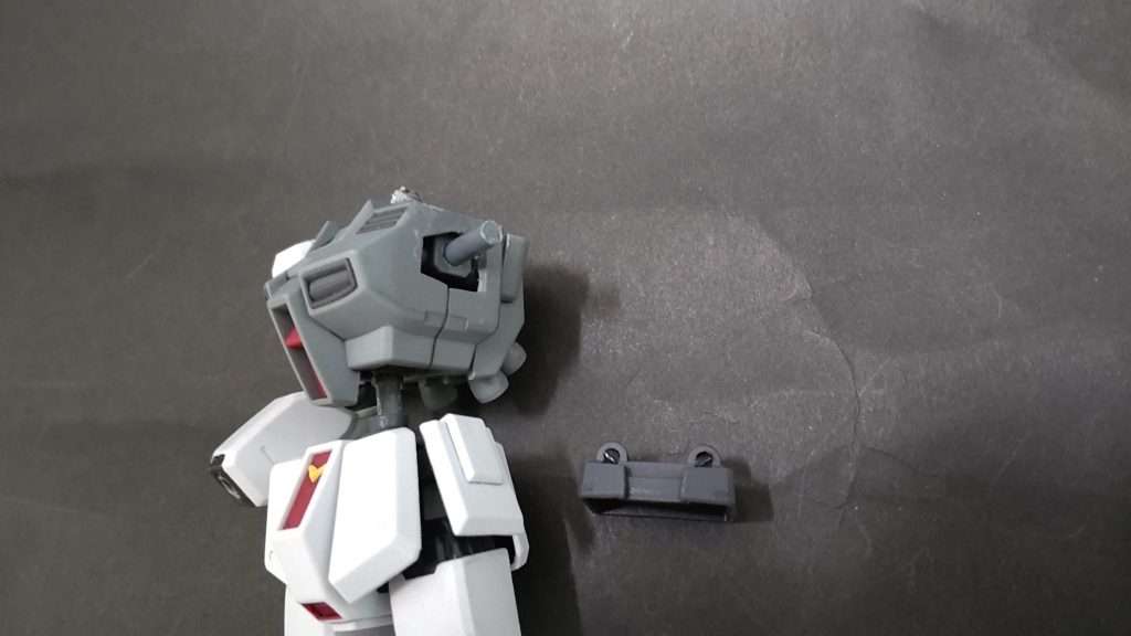 肩はピンを基部ごと切り、胴体の前後を繋ぐダボ穴を利用して30MMオプションパーツのジョイントを加工したものを組み込みました。少し元より上に軸が来るので、好みのプロポーションになりました。ついでに上下可動ができるようになってます。