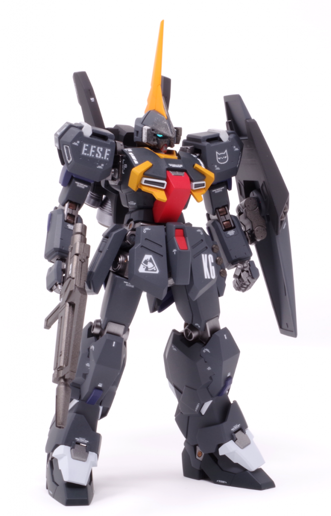 マスクの下にはガンダムフェイス。袖付きパイロットに「ガンダムタイプだと…!?」と言われたいですね。