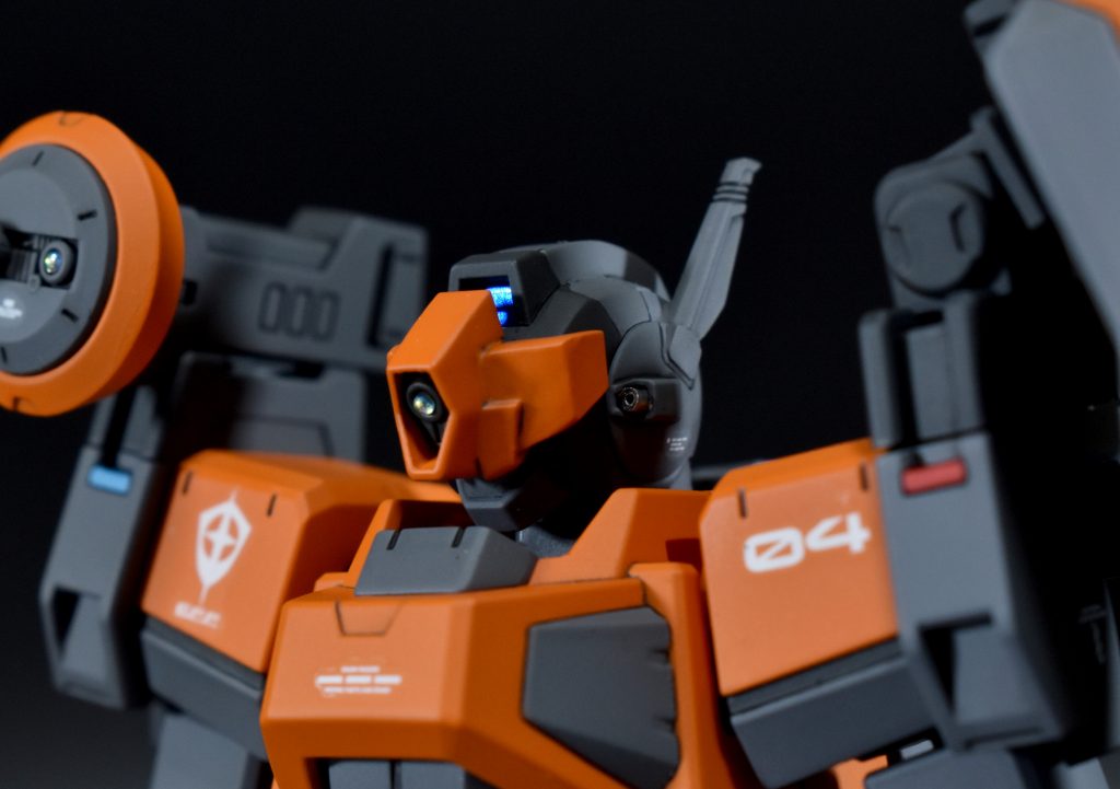 シャルドールヘッドヴィートルーガンダムのアンテナ部分を加工してバイザーにしています。アンテナはブレードタイプに変更。