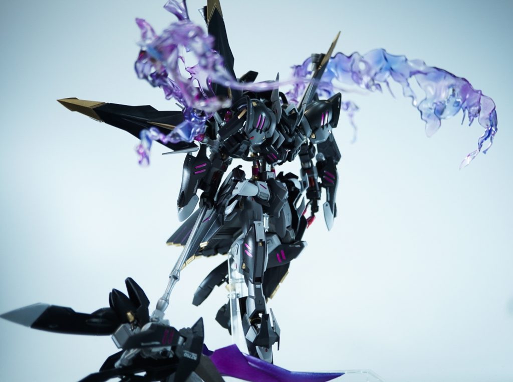 今回の目玉ウイングバインダーから光の翼ならぬ、闇の翼を放出ビルドシリーズと言えばこういうのやりたくなります鉄血機体にこういうのはあまりやらずにやって来たんですが、まあビルドシリーズならこういう事してもええかという気持ちで作りました