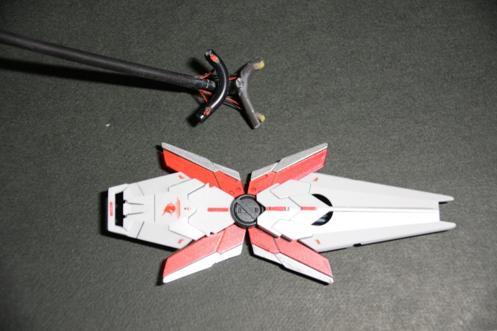 ネタ晴らし。シールド自体にはLED取り付けれなかったので、台座につけています。シルバーはガンダムメッキシルバー使ったのですが、取り付け時に指紋でグダグダになってかなり修正したのですが、普通のシルバーになってしましました。