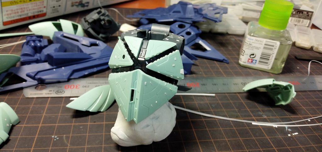 スジ彫りと自作プラチップでディティール追加