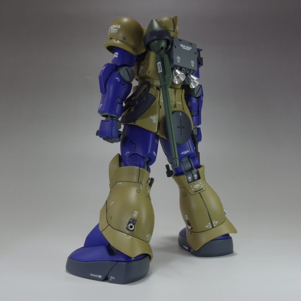 デカールは白一色で統一しています。