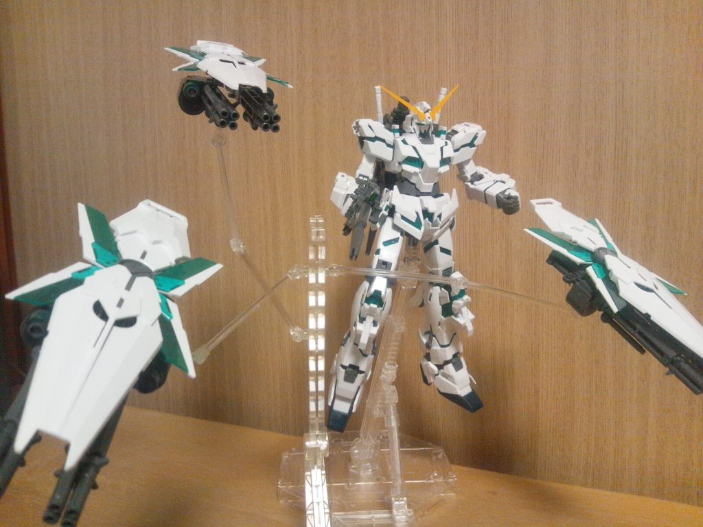 νガンダムのファンネル用のパーツを使用して浮遊状態を再現しました。