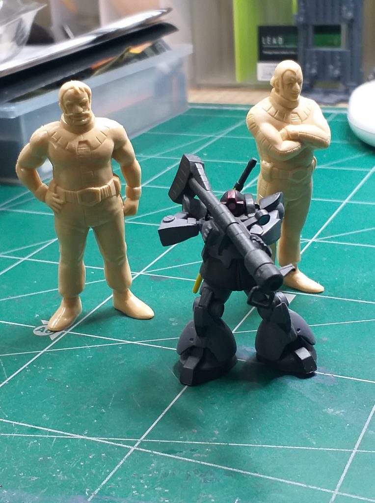 スタイルはまったくいじっていません。…っーか、いじる余裕なんてゼロでした。ただ、そのままでもアニメの雰囲気をバッチリ再現していると思います。ちなみにこれらのフィギュアが入っていたMGのドムと旧ザクは積んだまま、06Rはランナー状態から改造の為の部品取りとなっており、本体はいづれも未完成です。(; ˘ω˘ )