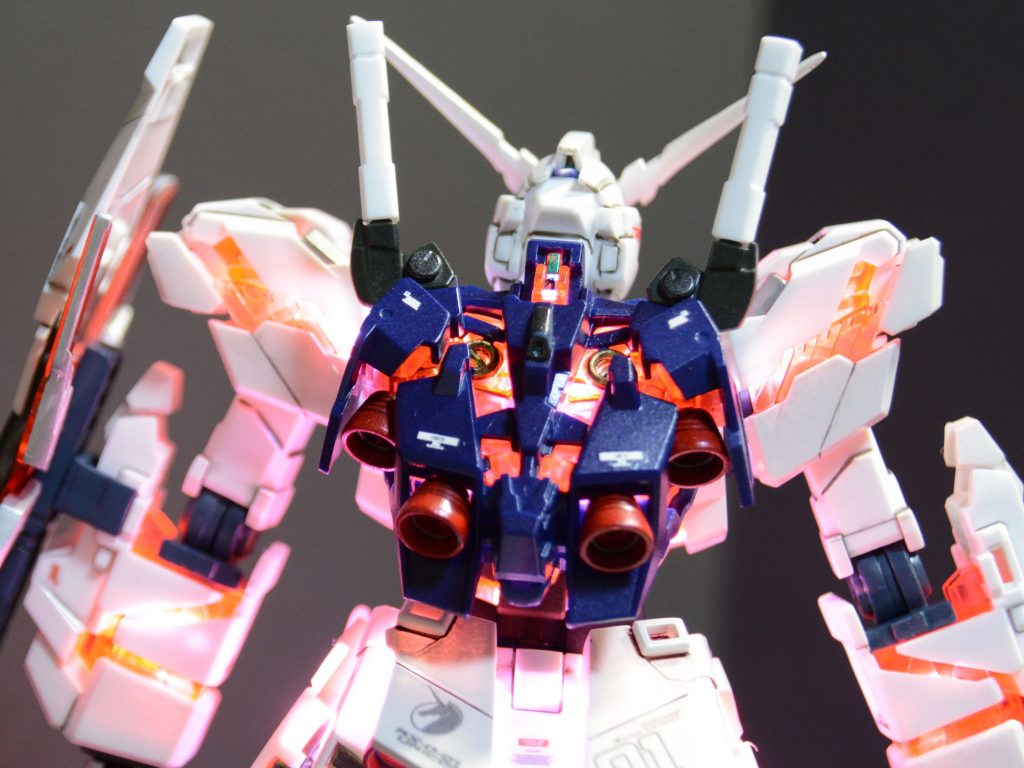 バックパックはエナメル金入れたり、サーベル部分に○張り付けたりしています。これでHGユニコーン LED稼働計画は完成です。苦労は多かったけど楽しかったです。