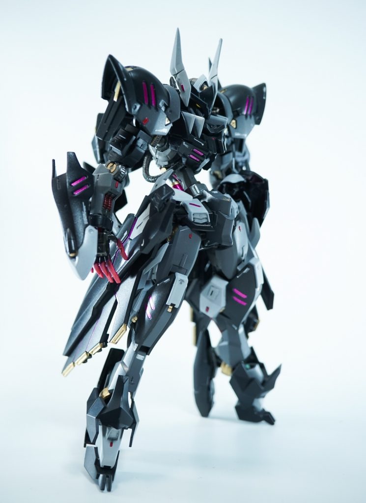 続いててオフェンシブモードフード、サイドスカートを収納、攻めやすい状態になります