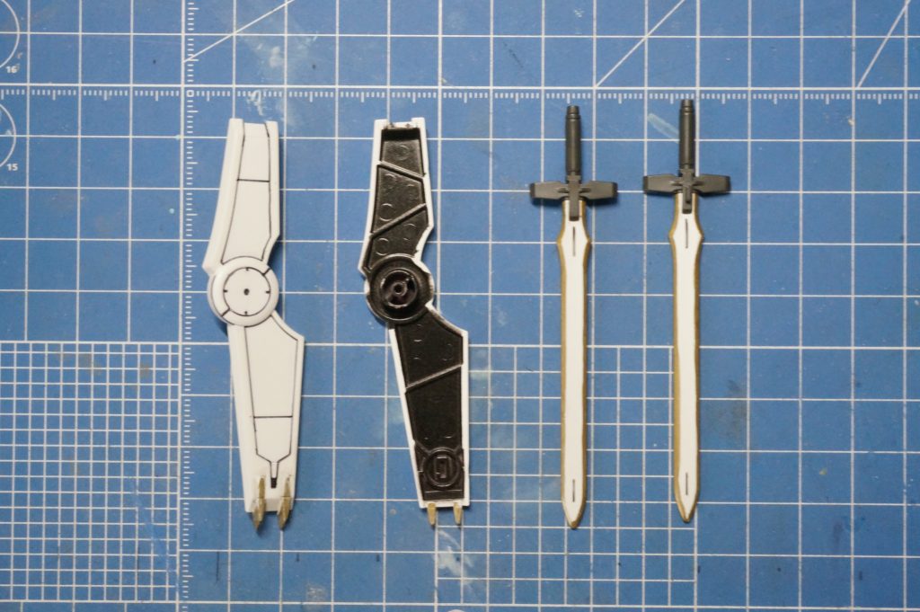 剣の刃部分と盾の爪部分はガンプラマーカー金で塗装