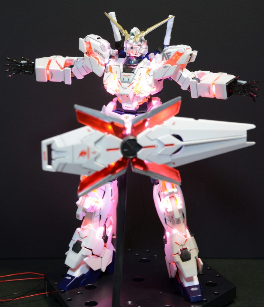 クリアーパーツ裏なのできれいには発光してくれませんね。