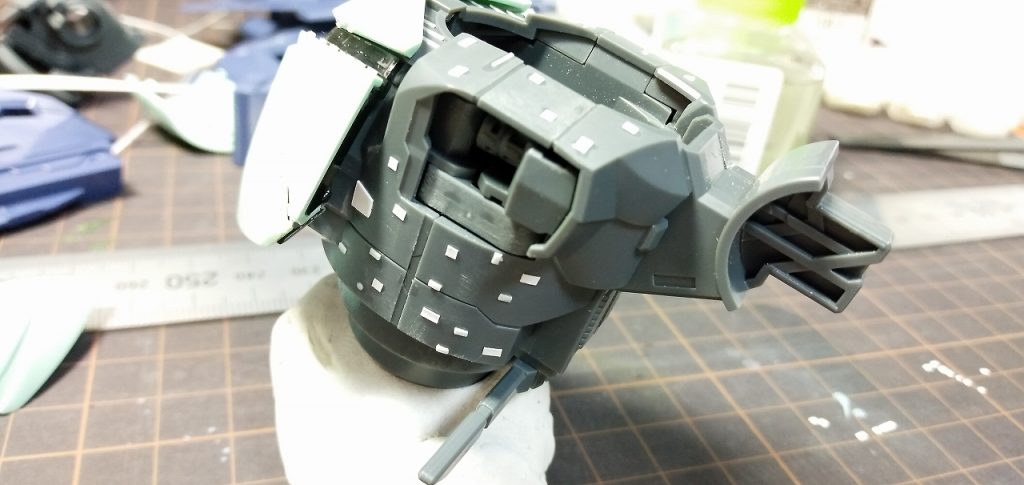 プラ板よりも薄い厚みと変わった質感が欲しかったので、途中から細かく切ったコピー用紙を貼ってます