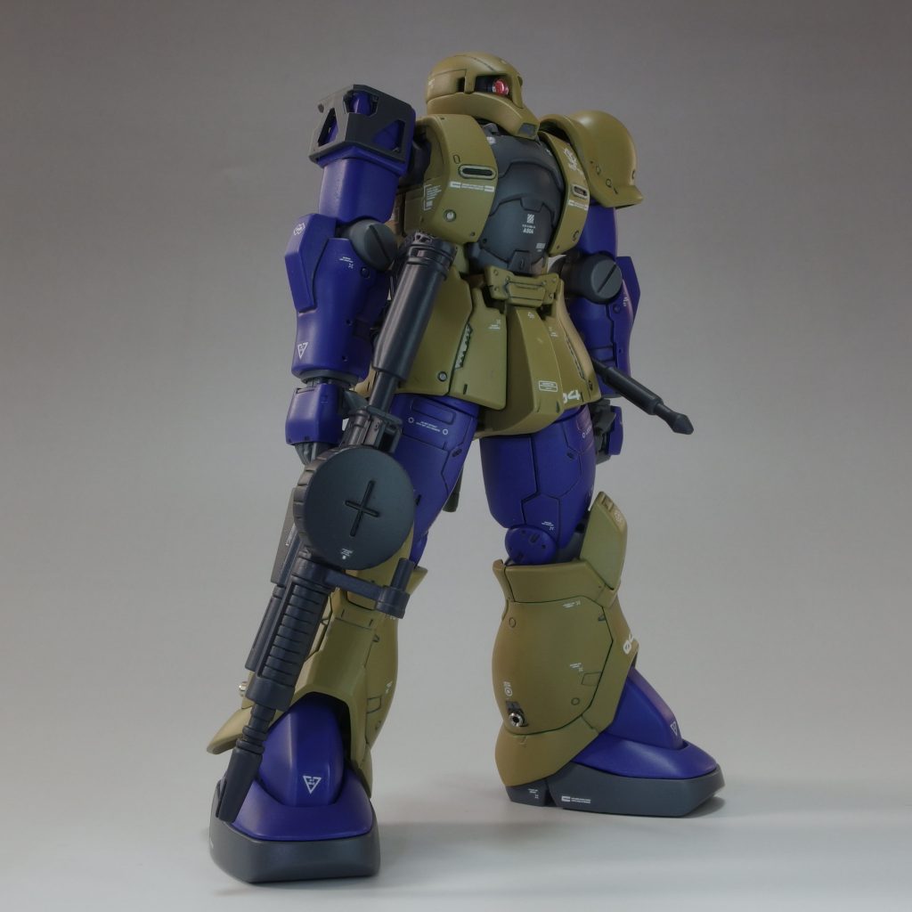 股間軸を幅つめして腰回りをコンパクトにした上で、サイドスカートを後ろで幅増しして隙間ができないようにしました。