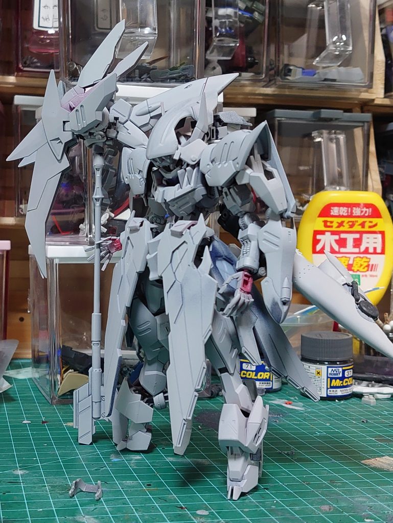 サフ当初はアニメ86のレギンレイヴと混ぜていたんですが、途中でガンスタさんからGBSコンの告知が来た為路線変更↑ではレギンレイヴの脚を背面に付けていますがこれを忍パルスガンダムの手裏剣に変更しましたわりとレギュレーションを気にするタイプなので対象キットの割合を増やしたつもりではありますがもうちょい増やしたい気持ちもあります