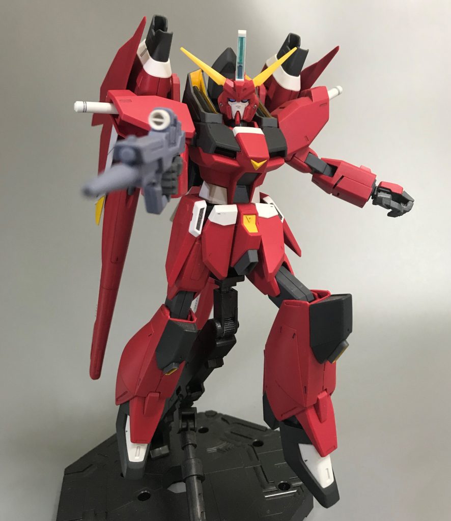 武器はビームライフルとビームサーベル。ビームライフルは収納形態に変形可能です。股間接がほとんど動かないため、ポーズ取りは厳しめ。太もも上部の見えないところをできるだけカットしておくと可動範囲は少し広がりますが、当時は改造なんて全く考えてなかったのでやっていません。