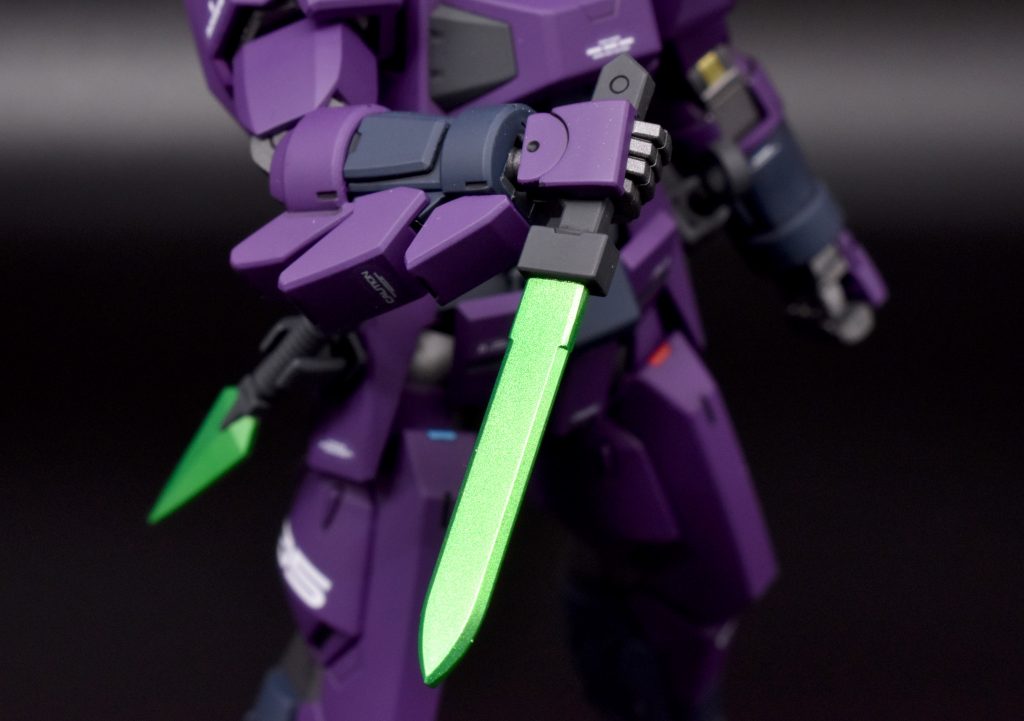 シグルブレイドシルバー塗装の後、クリアライトグリーンで塗装しています。