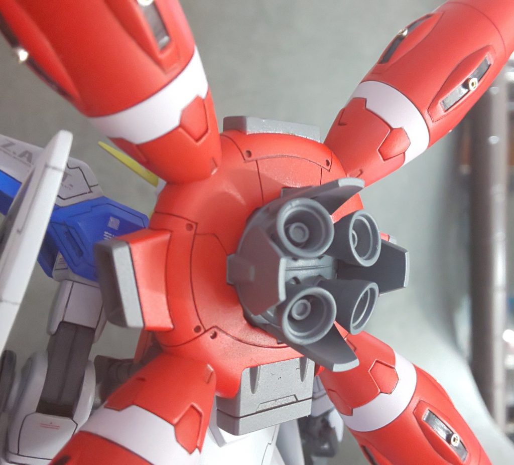 ドラグーンはスジ彫りの追加。元のディテールパターンをコピーして違和感なく情報量をあげています。曲線は金属製の塗料皿をあてて、軽くニードル等であたりを付けてからスジボリ堂のタガネで彫りました。ドラグーンの細部について機能がわからないので、元キットディテールの精度を上げる処理をしています。黒い部分はレールがあってバーニアかビーム砲塔が動くのでしょうか？よくわかりません…もう一段深い溝を掘っても良かったかもしれません。ICソケットの置き換えはパーツの処理が楽になるのでしています。プラの筒は塗り分けも大変なので…発売した当時に手に入れて完成までだいぶかかりました。形にしたいのに技術が追い付かず放置していました。ガンプラＳＯＳがあったら応募されてたような状態です。(「カーＳＯＳ」参照)工作精度はまだまだ酷いのですが、イメージした形を出せるようになってきたので完成したと思います。それでも作り直した方がよさそうなパーツはありますが、きりがありませんので…