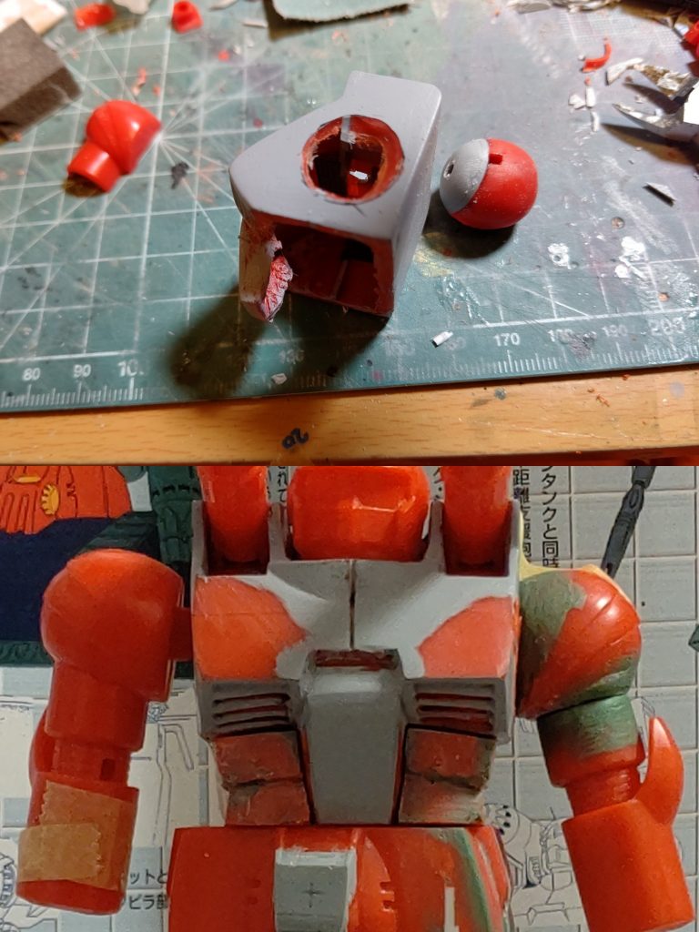 腕は肩の部分をプラ板貼って削って球体にしてから胴体側に穴を開けて埋め込みました。左肩が加工後、右が加工前
