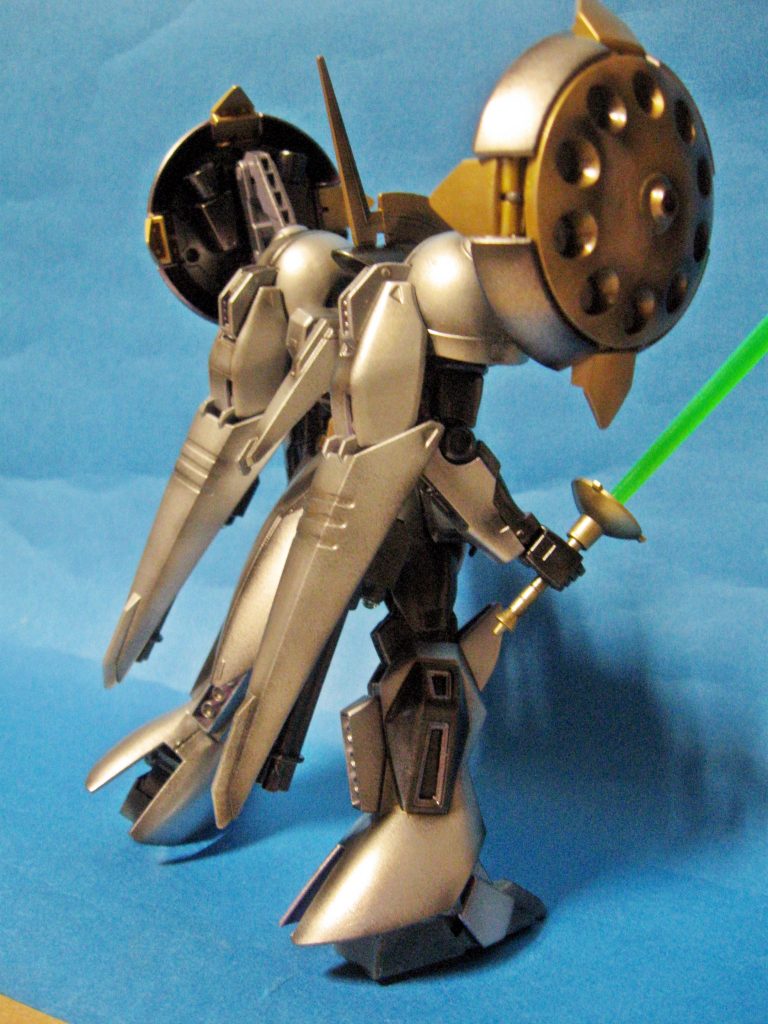 特色として紹介されている白銀色再現が難航?計三回の塗り直しを経て?この状態に到達しました。現在であればガンダムマーカーのメッキシルバーを使用していたと思うのですが…(笑)