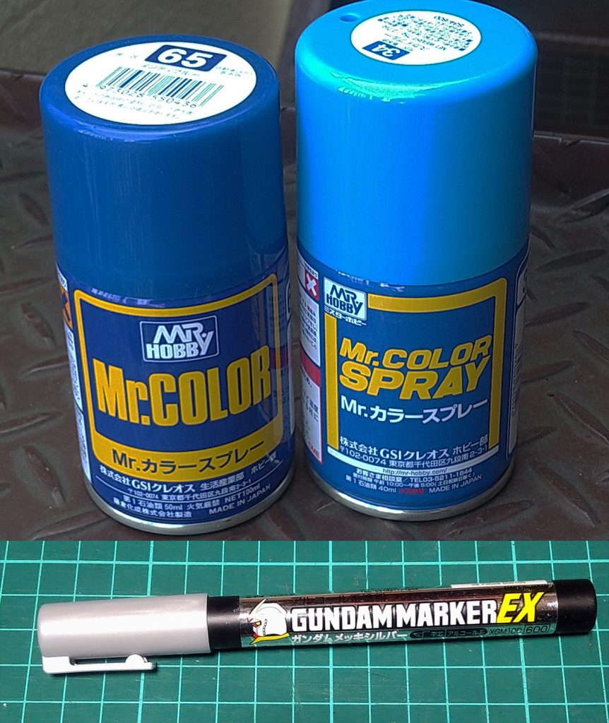色はインディブルーとスカイブルー関節などは形成色のまま。ガンダムメッキシルバーが発色良く優秀でした。スミ入れはガンダムマーカーを使用しましたが。はみ出をガンダムマーカー消し使ったら塗装が剥げました後で調べたら塗装後はエナメル塗料でないといけないと知りました（泣）