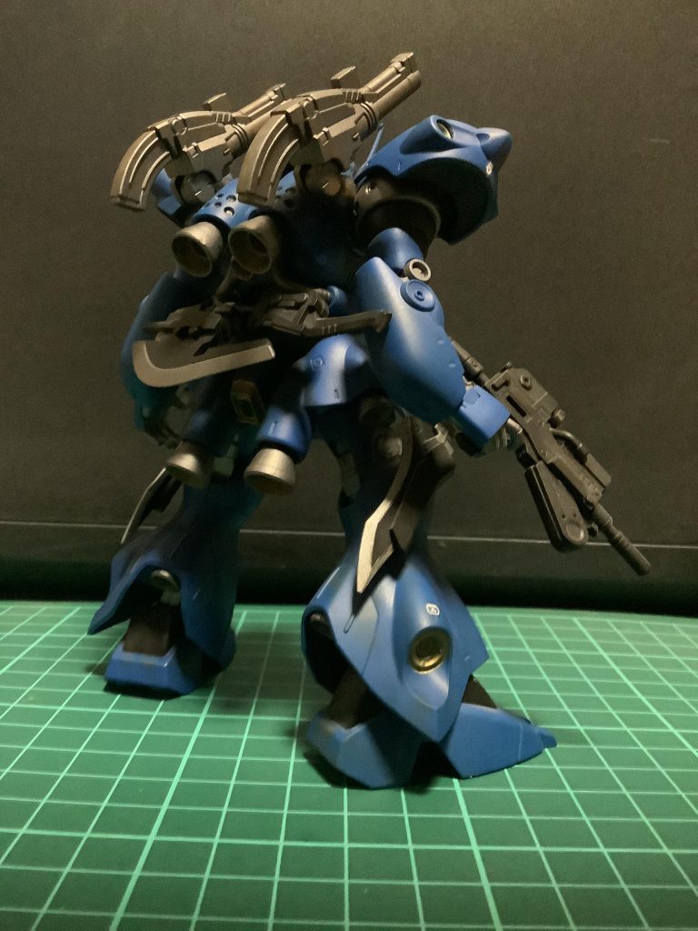 後ろから一枚。ショットガンをマウントしていた所にアクト・ザクのヒートホークを装備。シュツルムファウストを装備していた所に、MGのアストレイブルーフレームセカンドリバイのアーマーシュナイダーを装備しています。アーマーシュナイダーは、ヒートダガーとして運用します。また、ラケーテンバズをマウントしていた所には、オリジン版ガンダムのショルダーキャノンを取り付け、遠距離の敵機や拠点攻撃に使用されます。設定では、タンク役がヘイトを貯めている間に乱入して場を掻き乱し、敵を混乱状態に貶める役回りです。