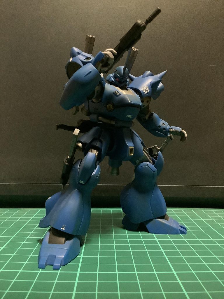 今回はケンプファー本体には、ほとんど手を入れていません。やったことは、合わせ目消しとモノアイの可動化、ヒートホークを取り付けるための3ミリ穴の開口です。モノアイの可動化は、ズサの時と同じ方法で改造してあります。モノアイが動くと、一気にカッコよくなりますよ(^^)