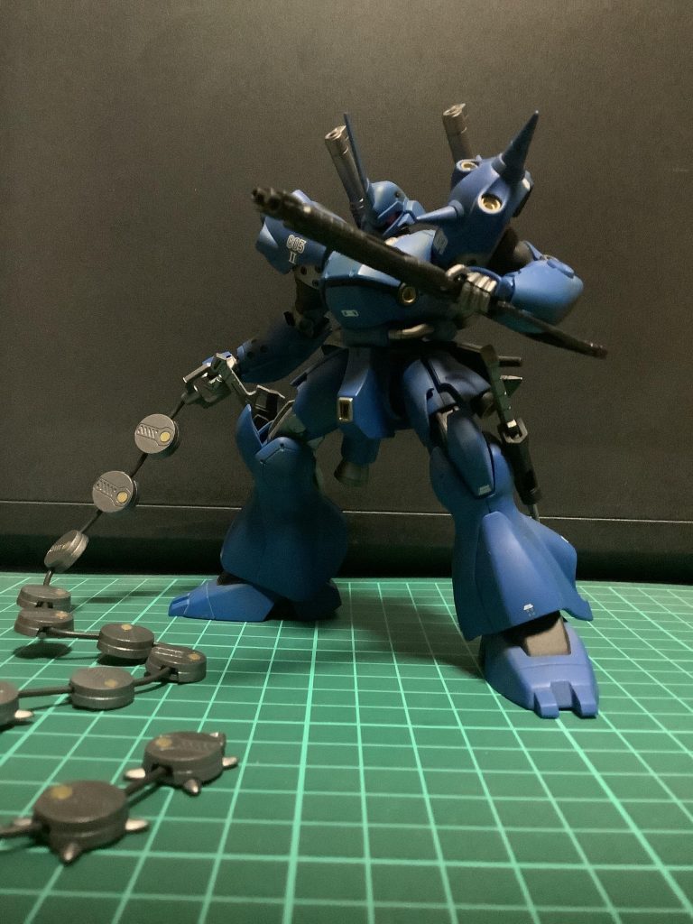 手持ち武装は、キット純正のチェーンマインとショットガン、アクト・ザクのビームライフル、そしてシュツルムファウストです。武装が豊富なのがケンプファーの良い所でもあり、大変な所でもあります。個人的にはチェーンマインですね。組む時に何度向きを間違えたことか(笑)