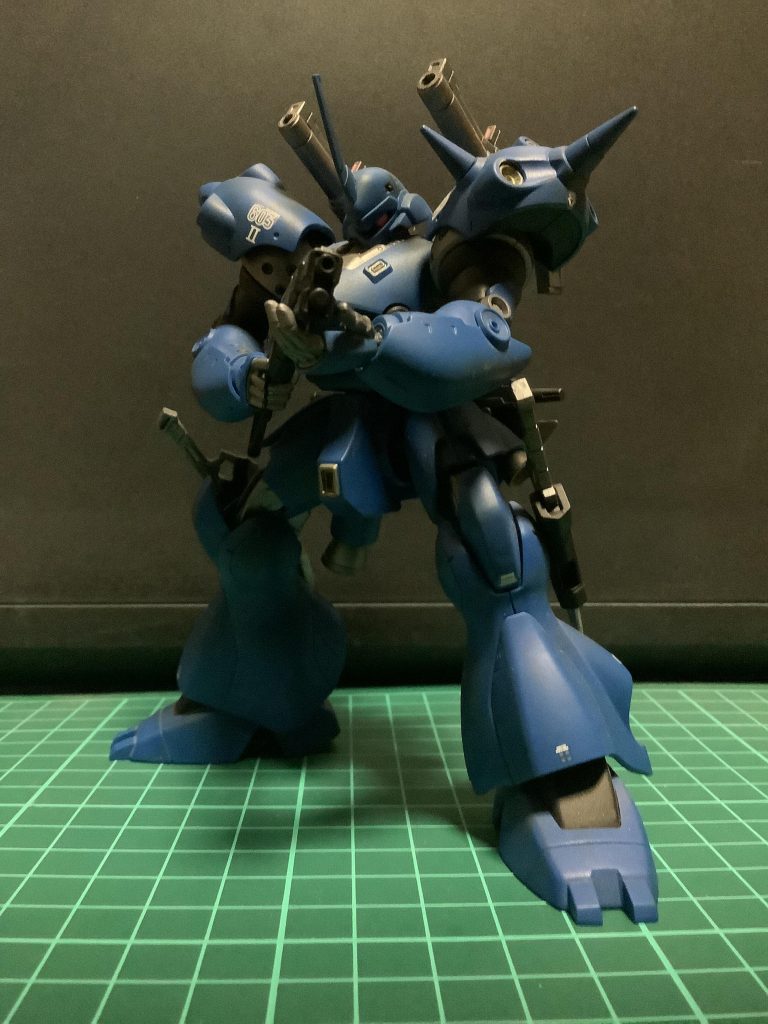 ショットガンは至高(笑)純正武装だけあって、よく似合います。面制圧では強いでしょうが、あの方には「散弾ではなぁ！」と言われそうです(笑)